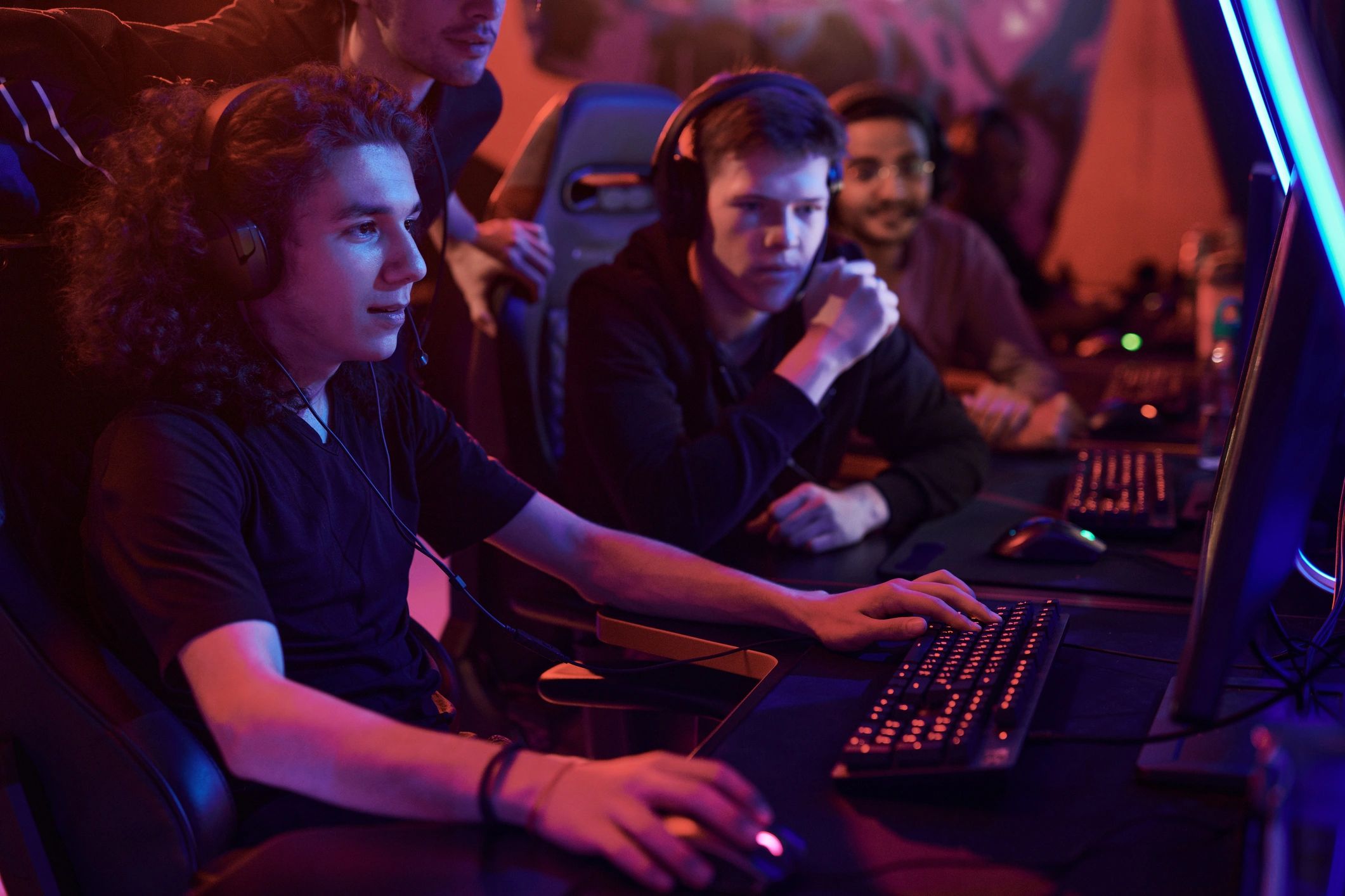 Neon ışıklı odada esports takım çalışması
