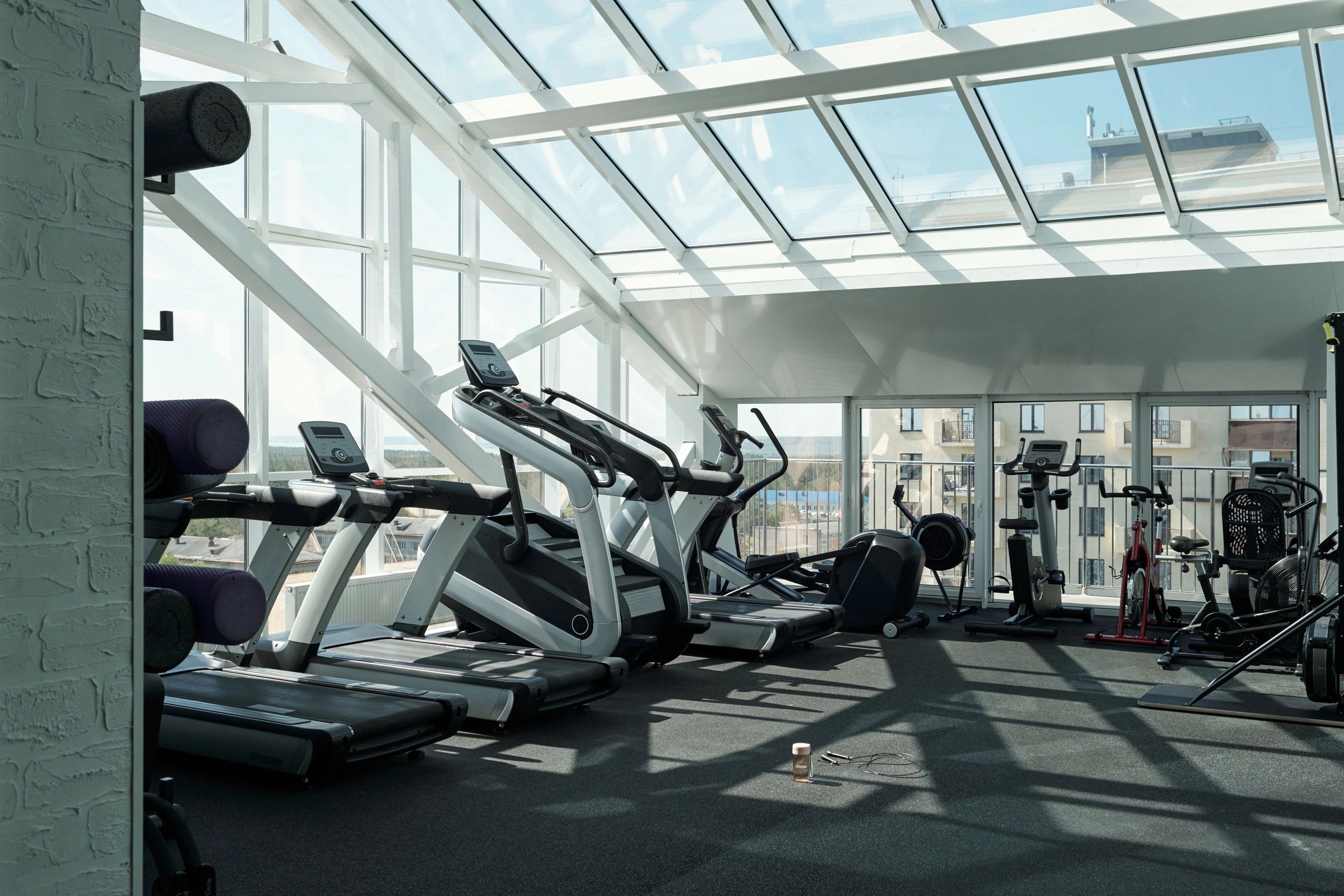 Geniş ve aydınlık modern spor salonu iç mekânı
