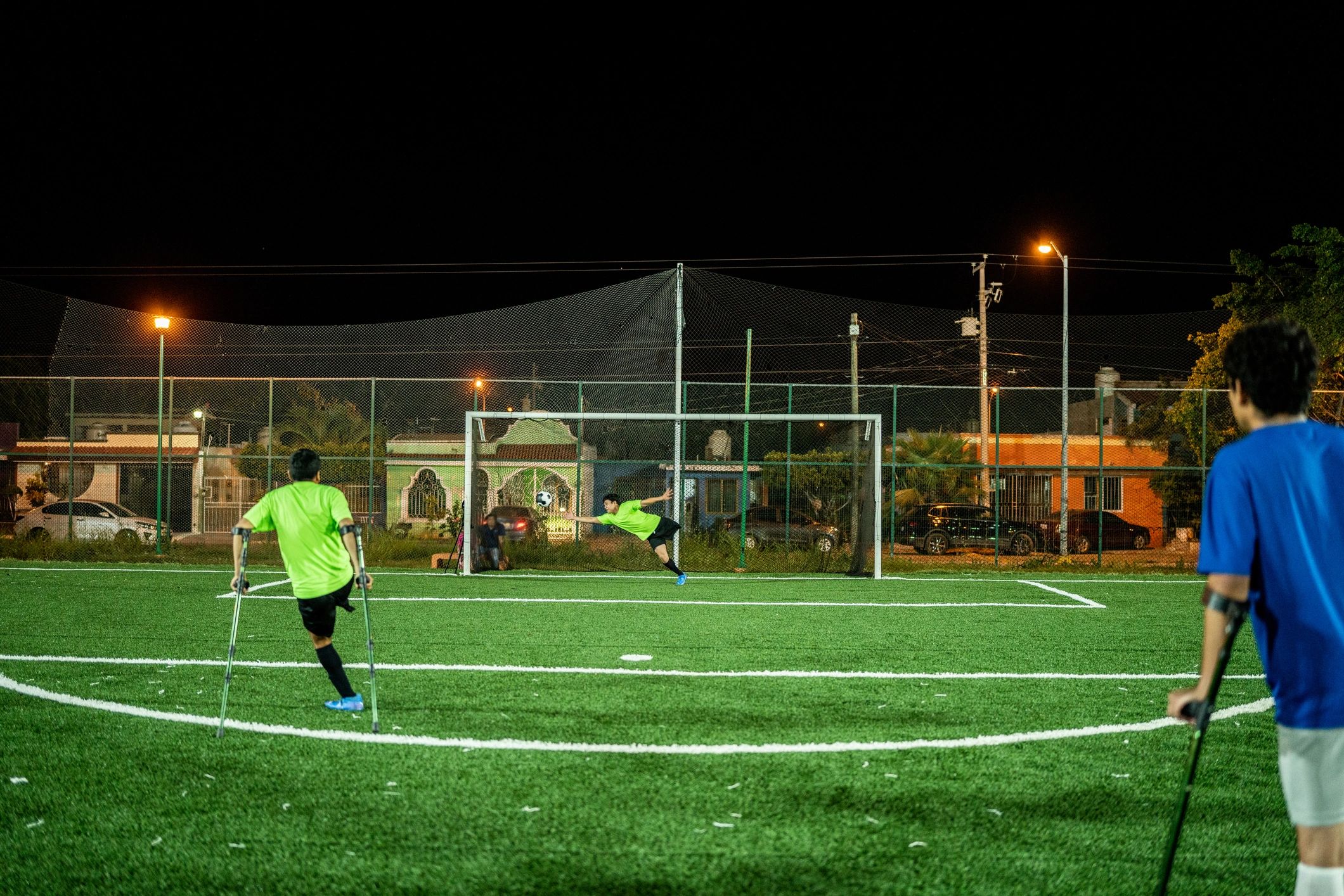 Saha içinde mücadele anı (spor görseli)
