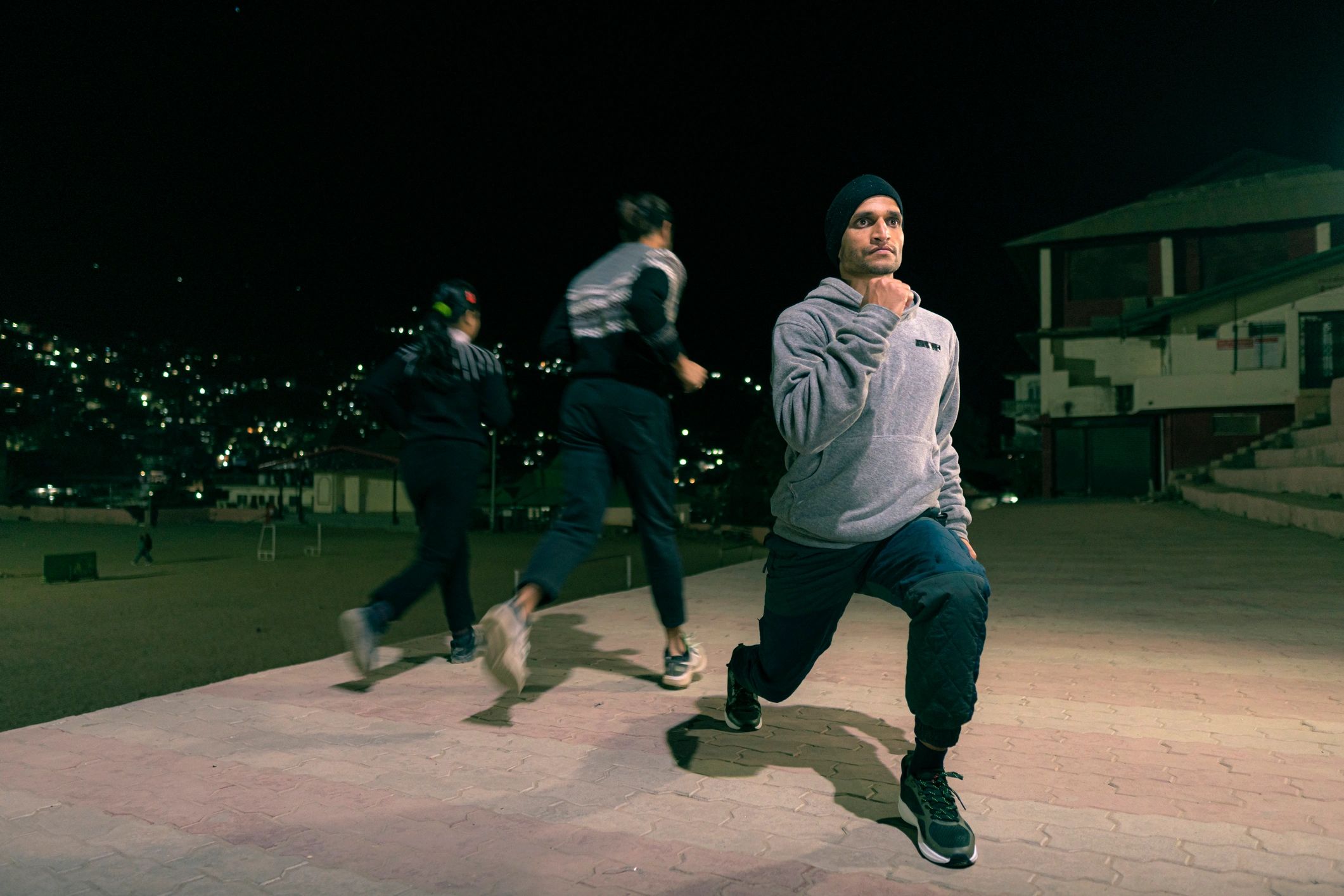 Gece antrenmanında squat yapan sporcu