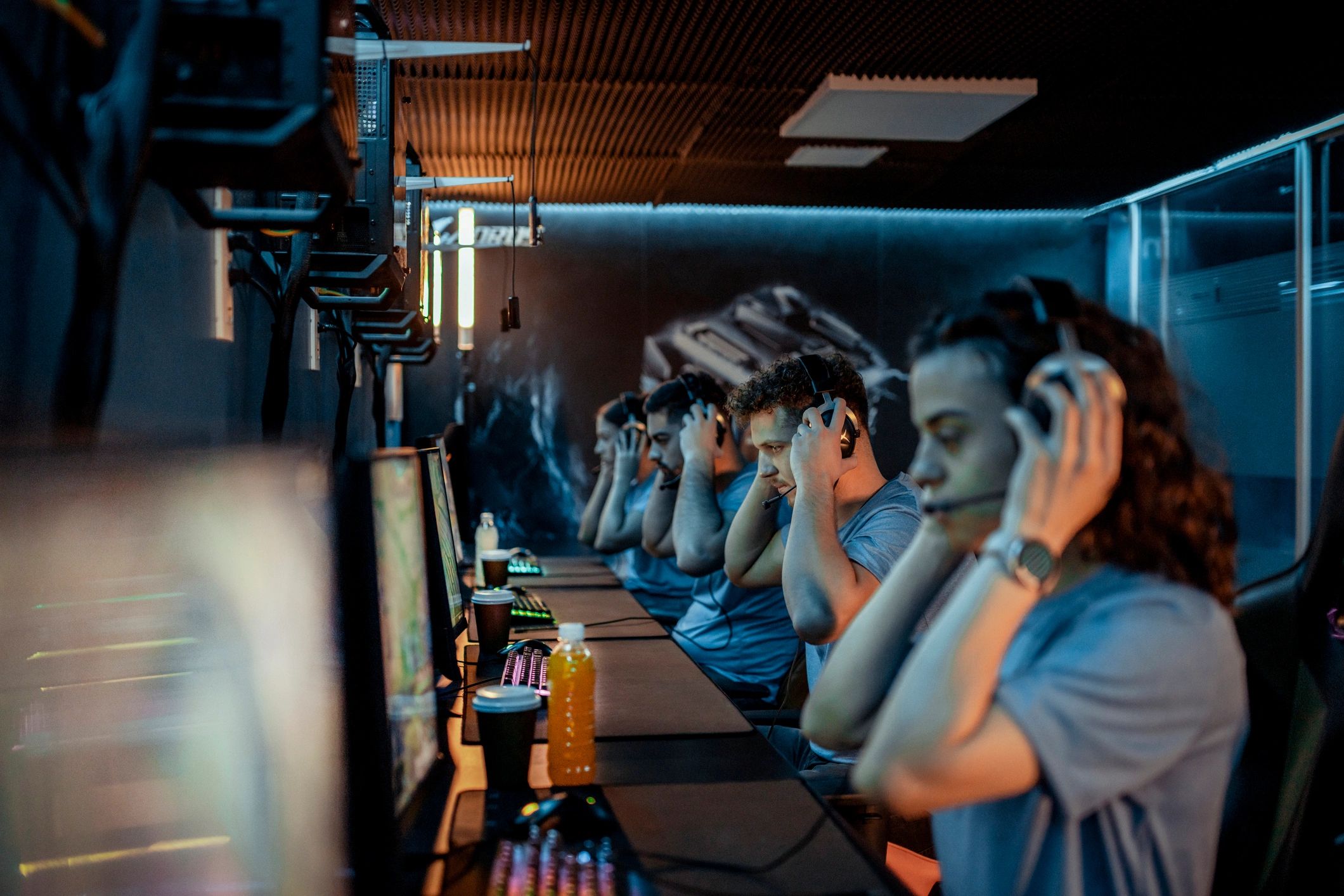 Esports takımının turnuva ortamında oyun oynaması