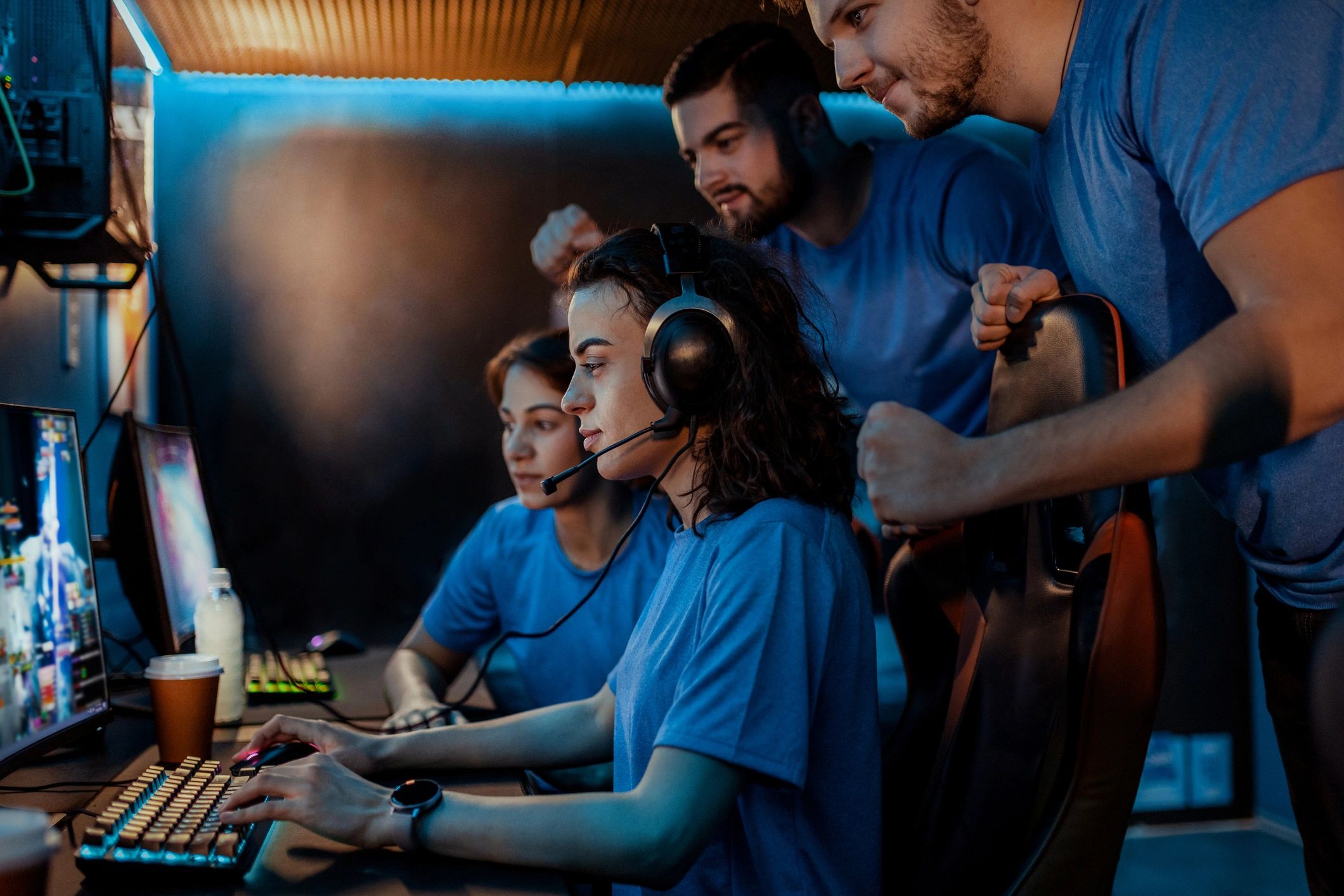 Başarı anında ellerini kaldıran esports oyuncuları