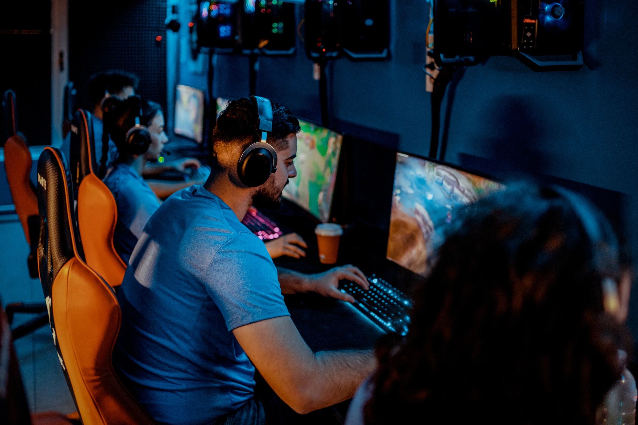 Turnuva öncesi antrenman yapan esports takımı