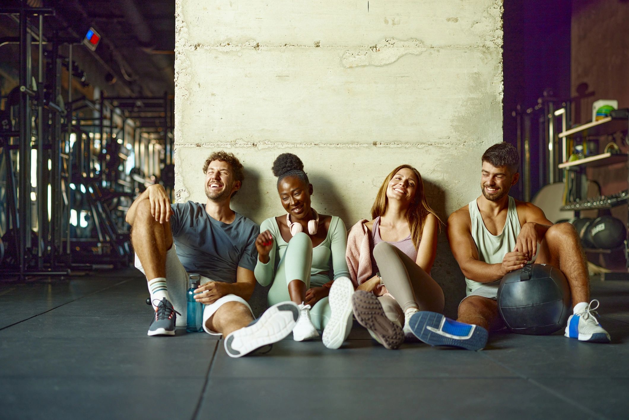 Spor salonunda antrenman arası veren atletler