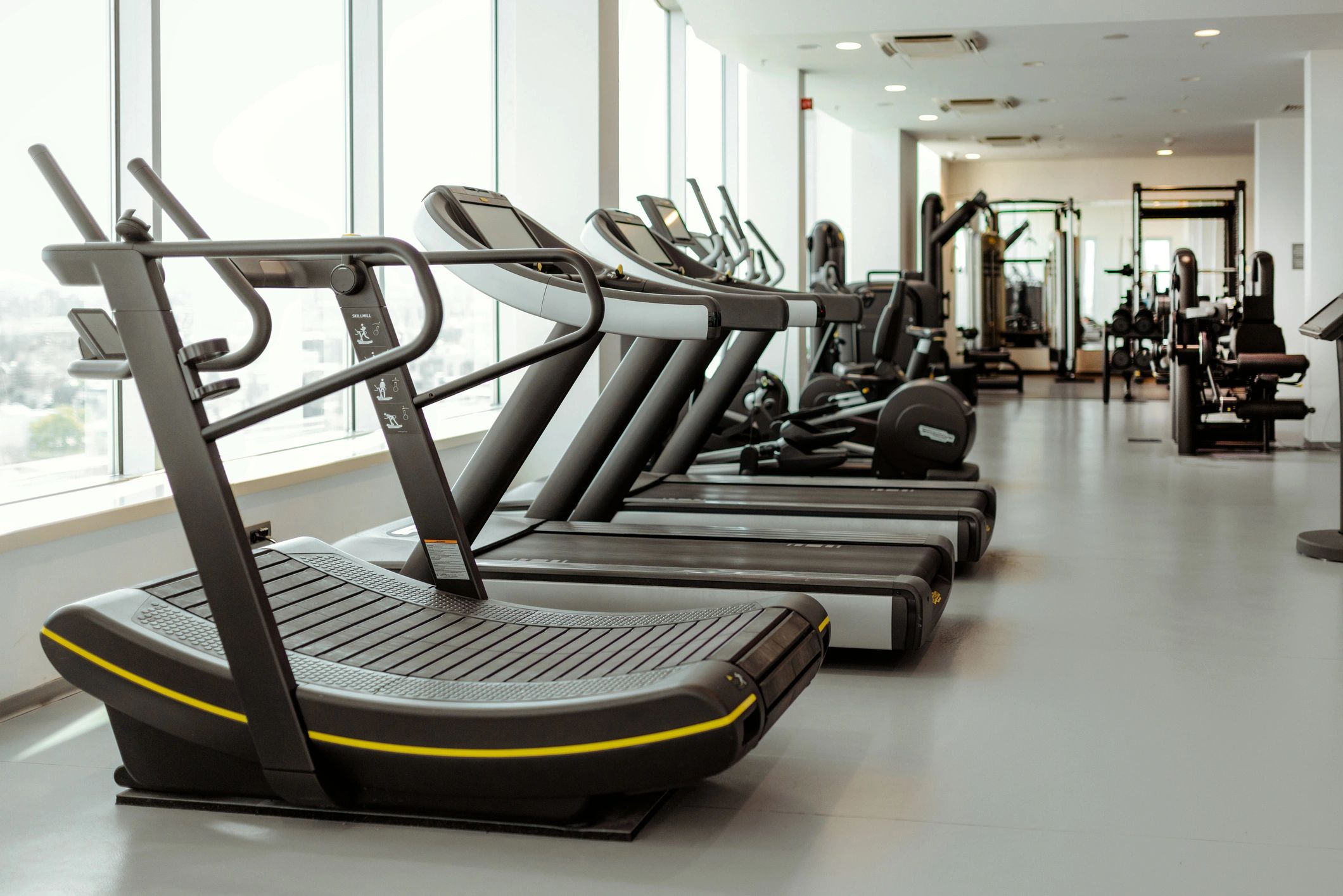 Kardiyo ekipmanlarının sıralandığı modern spor salonu