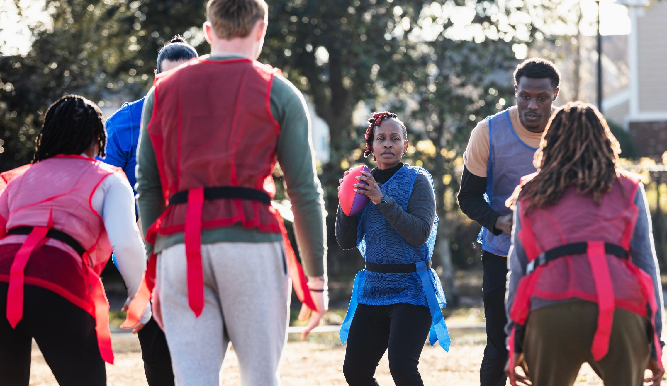 Flag football antrenmanında pas arayan oyuncu