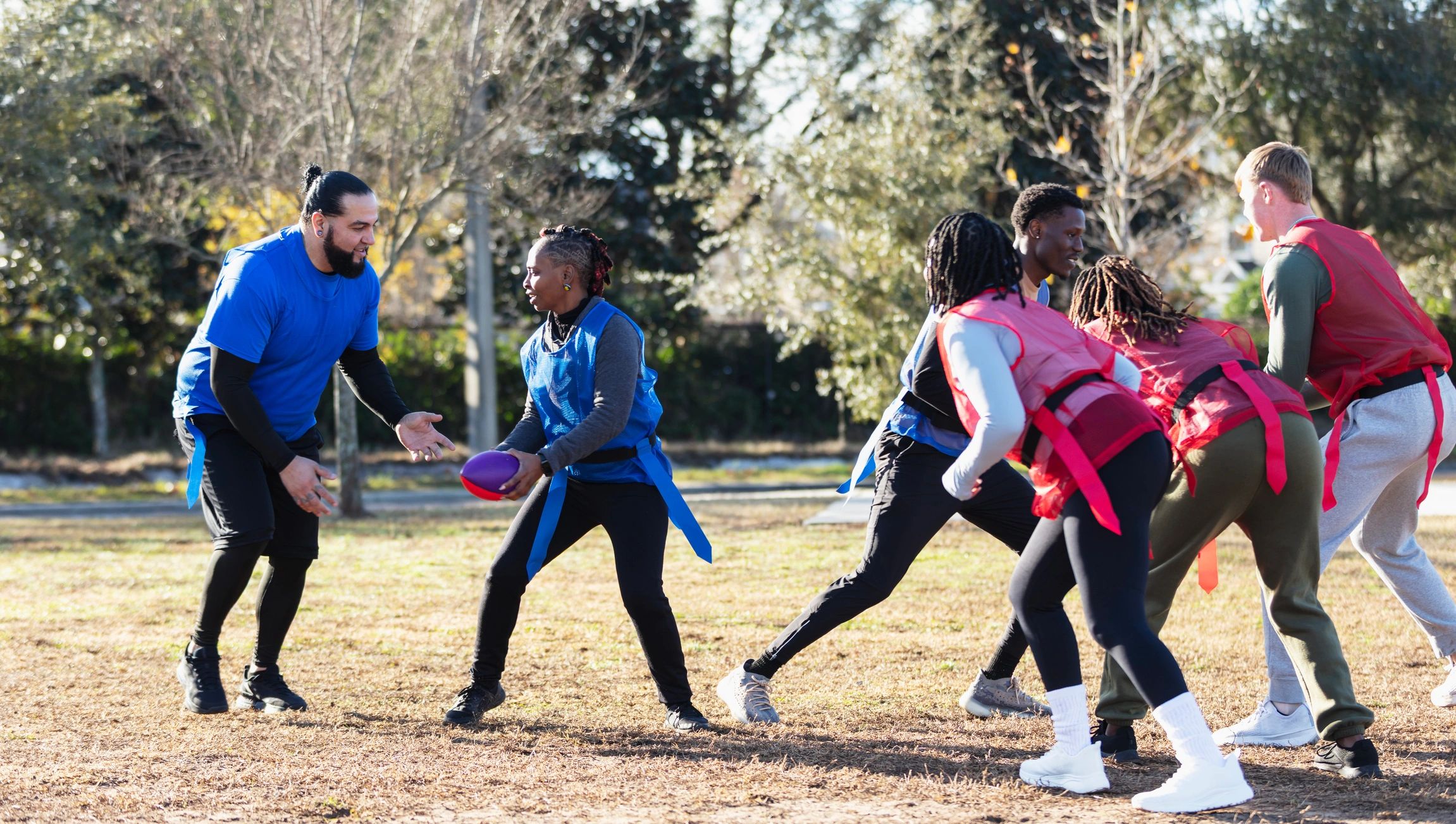 Flag football oynayan karma takım