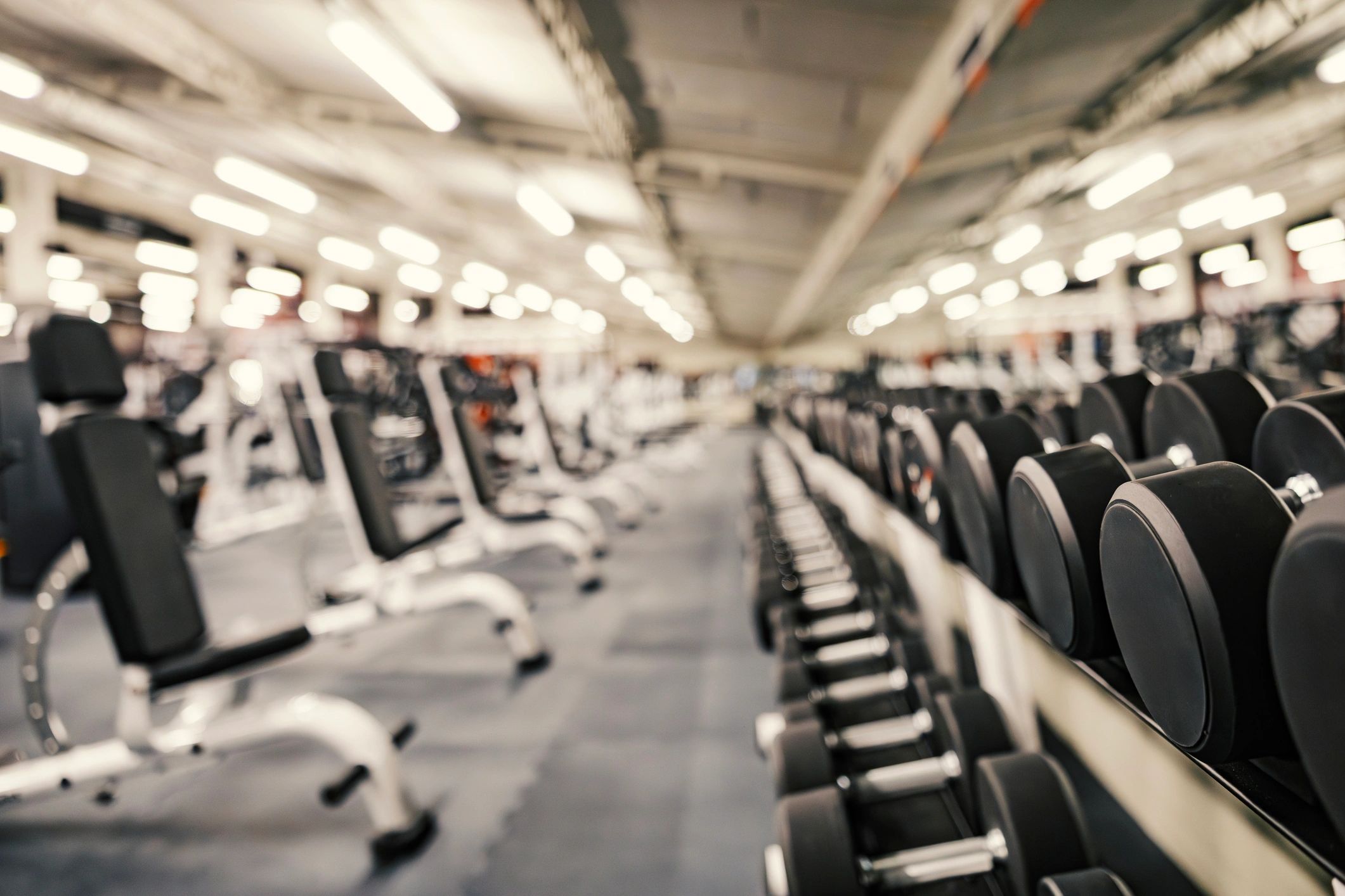 Boş spor salonunda ağırlık ekipmanları